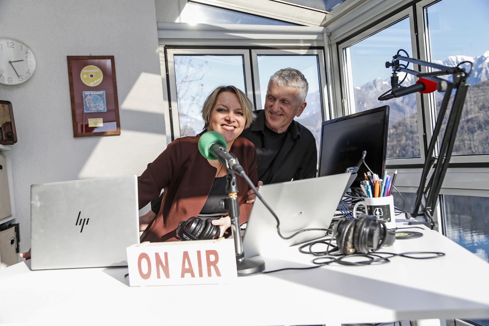 Grant Benson e Daniela Moroni in onda negli studi di Radio Morcote